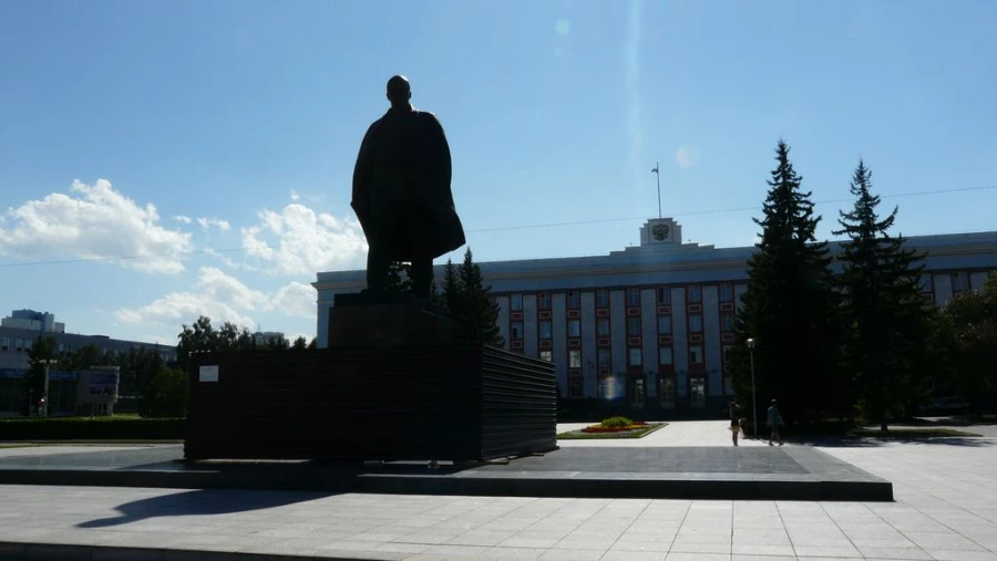 В Барнауле разъехались блоки постамента памятника Ленину на площади Советов.