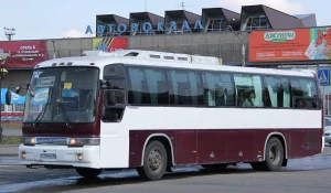 Междугородный автобус у барнаульского автовокзала