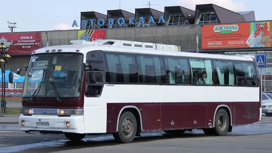 Междугородный автобус у барнаульского автовокзала