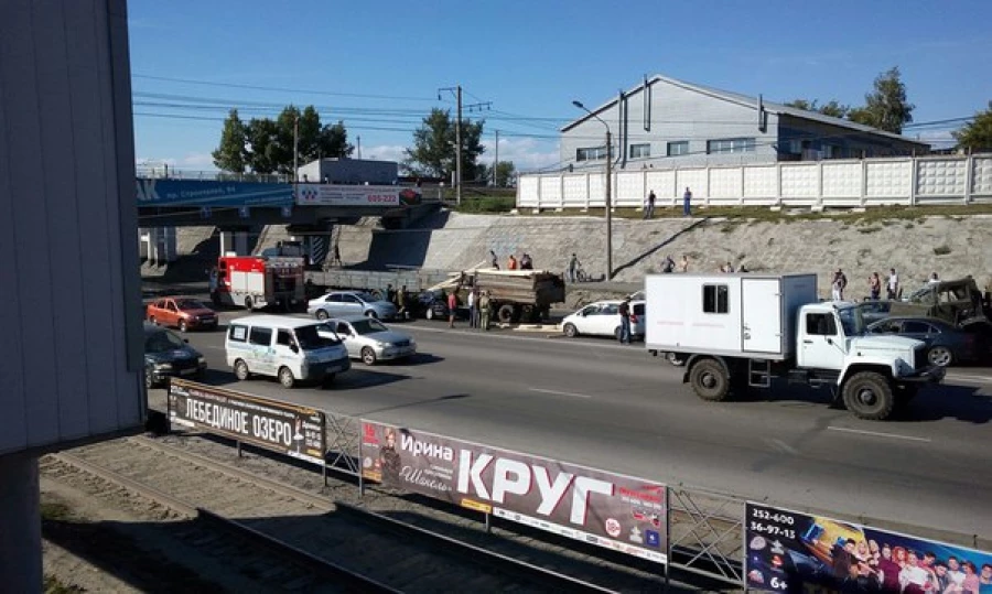 В Барнауле на пр. Строителей произошло крупное ДТП.