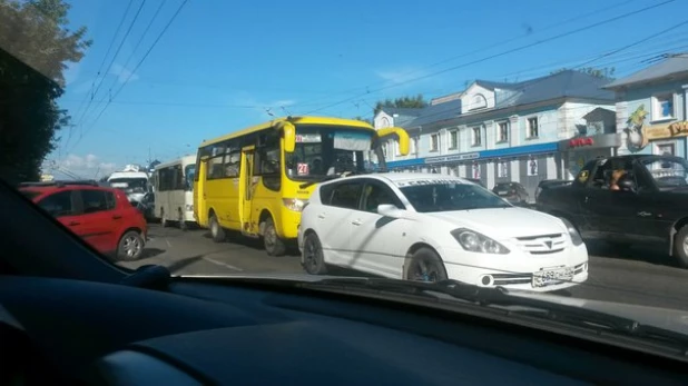 В Барнауле на пр. Строителей произошло крупное ДТП.