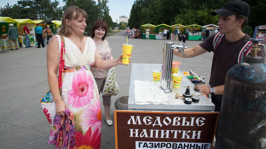 В Барнауле открылась медовая ярмарка. 5 августа 2015 года.