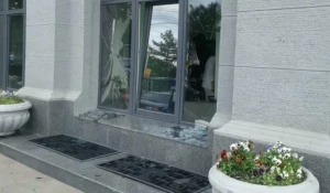 Омич разбил стекла в мэрии.