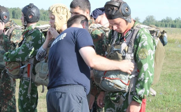 Тренировка юных десантников на аэродроме ДОСААФ в поселке Лесной. 5 августа 2015 года.