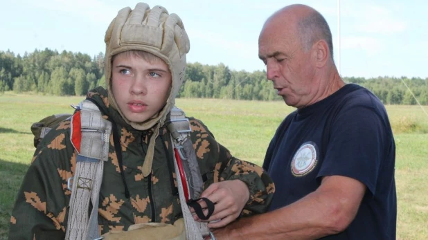 Тренировка юных десантников на аэродроме ДОСААФ в поселке Лесной. 5 августа 2015 года.