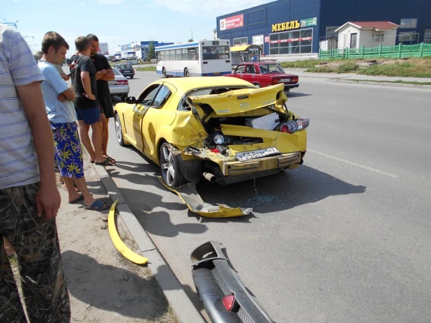 В Барнауле самогруз врезался в Mazda RX-8.