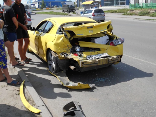 В Барнауле самогруз врезался в Mazda RX-8.