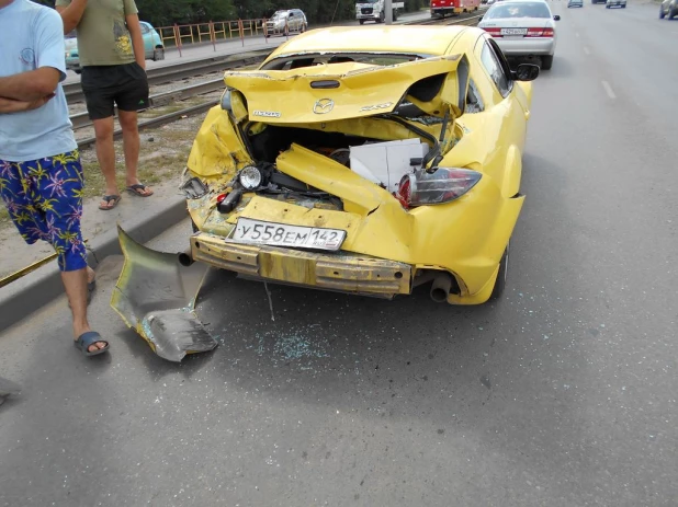 В Барнауле самогруз врезался в Mazda RX-8.