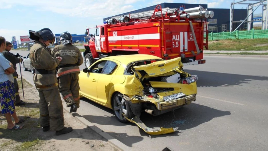 В Барнауле самогруз врезался в Mazda RX-8.