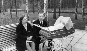 Леонид Брежнев с женой и правнучкой.