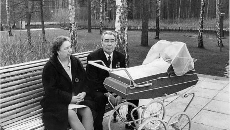 Леонид Брежнев с женой и правнучкой.