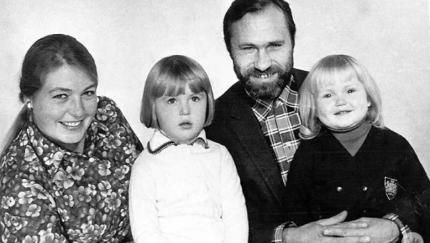 Лидия Федосеева-Шукшина и Василий Шукшин с дочерьми Машей и Олей.