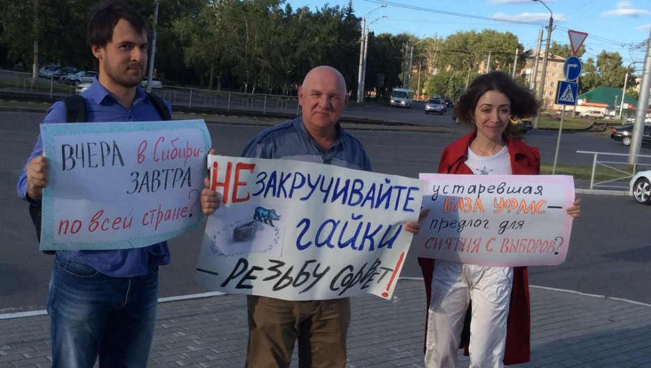 Пикет в поддержку новосибирских активистов демкоалиции, голодавших в знак протеста против отказа новосибирского облзбиркома в регистрации на местных выборах. Барнаул, 8 августа 2015 года.