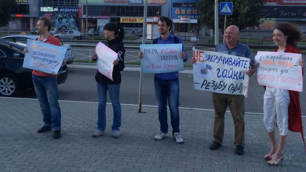 Пикет в поддержку новосибирских активистов демкоалиции, голодавших в знак протеста против отказа новосибирского облзбиркома в регистрации на местных выборах. Барнаул, 8 августа 2015 года.