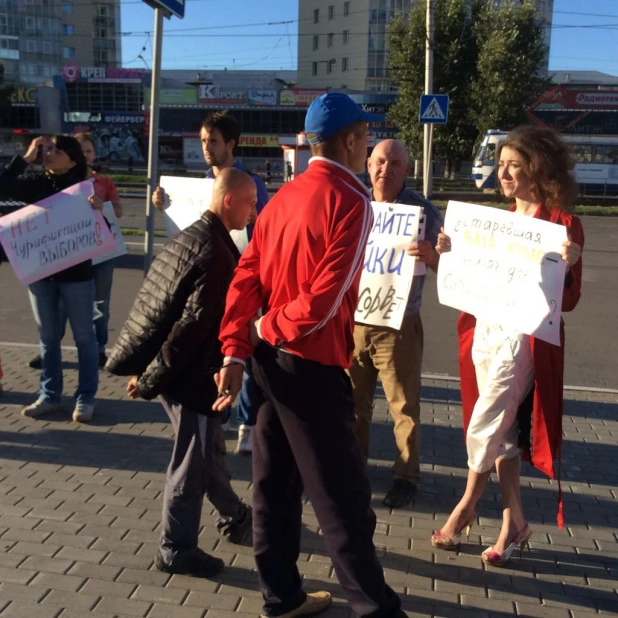 Пикет в поддержку новосибирских активистов демкоалиции, голодавших в знак протеста против отказа новосибирского облзбиркома в регистрации на местных выборах. Барнаул, 8 августа 2015 года.