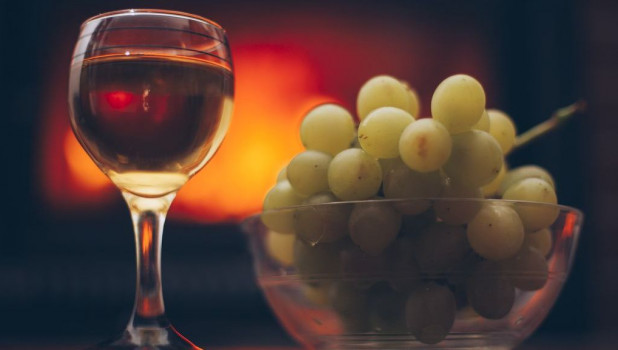 Вино и горсть винограда.