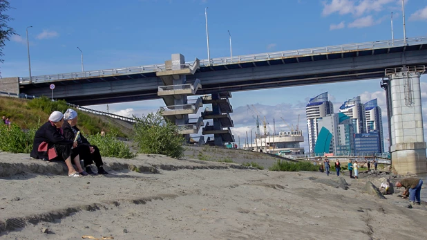 Пожилые люди на старом городском причале. Август, 2015.