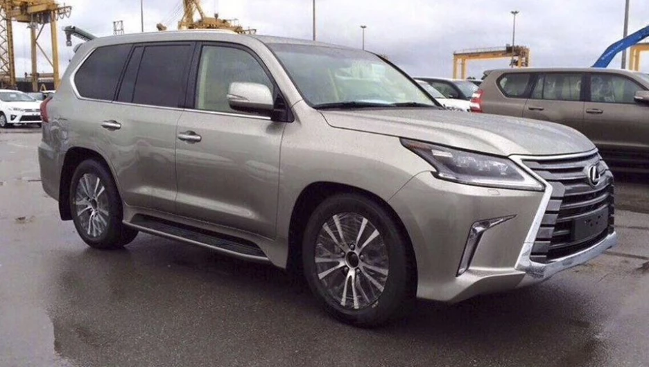 Lexus LX 570 2016 модельного года.