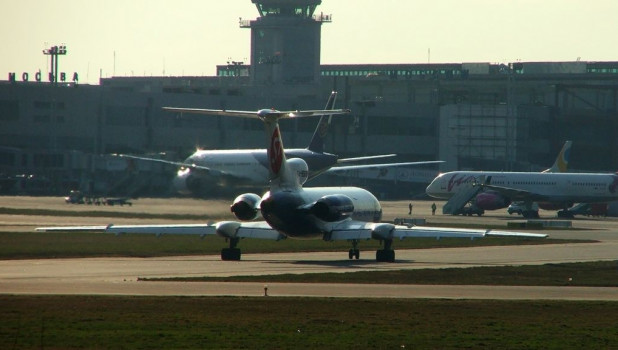 Самолеты в аэропорту Домодедово.