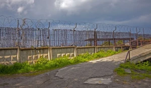 Забор с колючей проволокой.