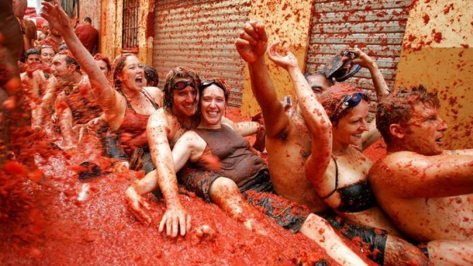 Ла Томатина  — ежегодный праздник, проходящий в последнюю среду августа в испанском городе Буньоль. Десятки тысяч участников приезжают из разных стран для участия в битве, "оружием" в которой служат помидоры.