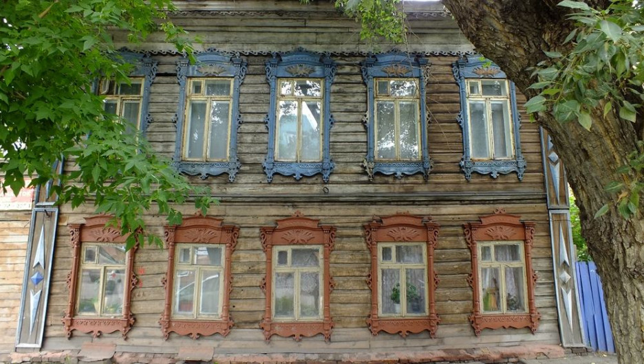 Дом на Анатолия, 105 стал очень ветхим. Жильцы решили продать его.
