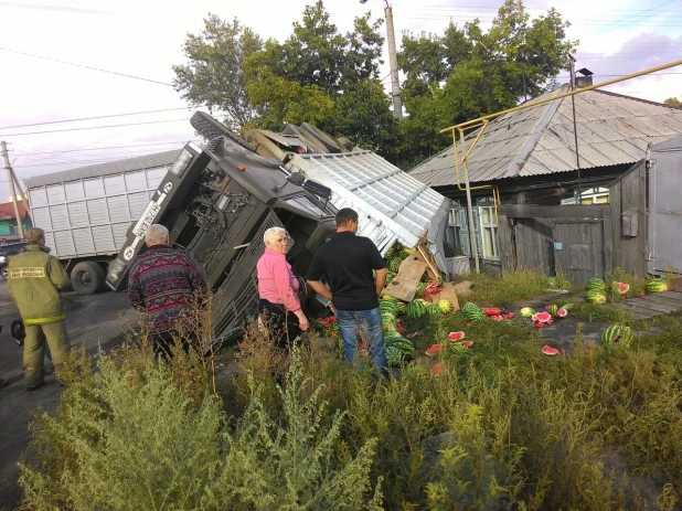 В Барнауле перевернулся грузовик с арбузами.