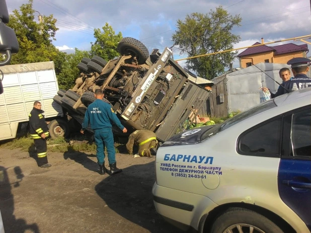 В Барнауле перевернулся грузовик с арбузами.