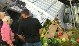 В Барнауле перевернулся грузовик с арбузами.