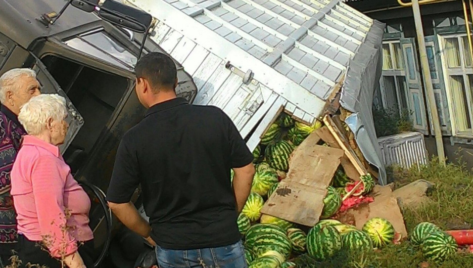 В Барнауле перевернулся грузовик с арбузами.