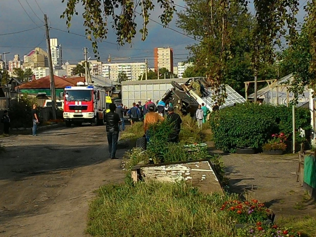 В Барнауле перевернулся грузовик с арбузами.