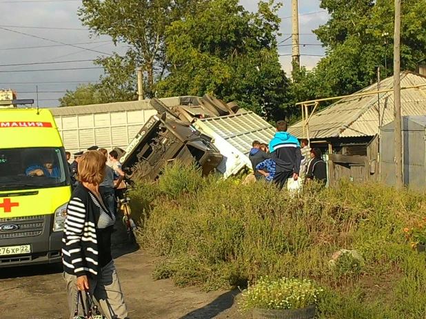 В Барнауле перевернулся грузовик с арбузами.