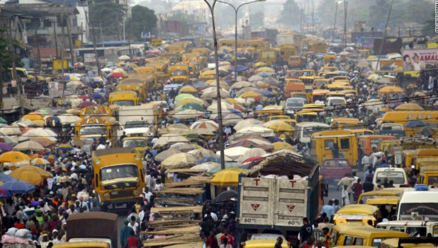 Лагос. Нигерия.  Его население превышает 13 млн человек, а плотность составляет 18 150 людей на каждый квадратный километр.