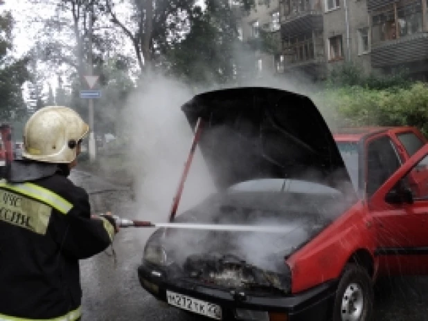 В Барнауле загорелся автомобиль.