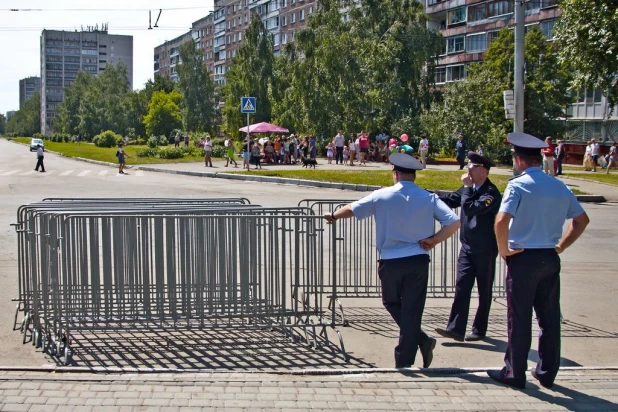 Барнаульцы за работой на улице.