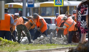 Барнаульцы за работой на улице.