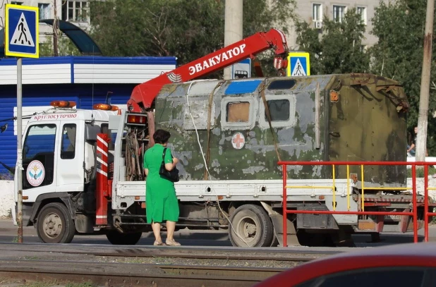 Барнаульцы за работой на улице.