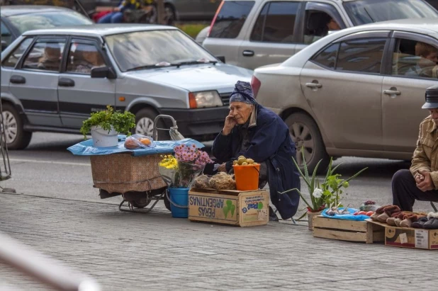 Барнаульцы за работой на улице.