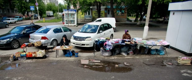 Барнаульцы за работой на улице.