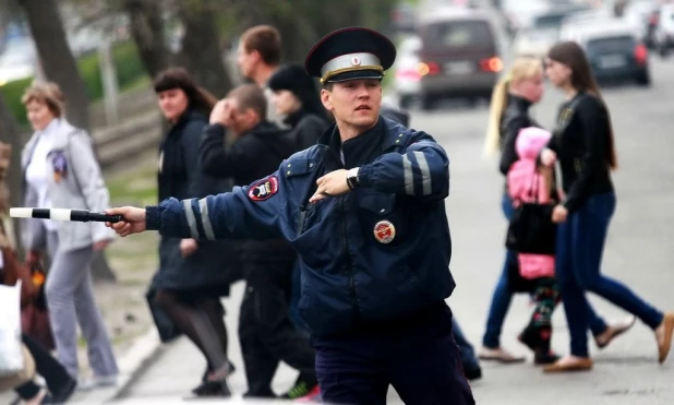 Барнаульцы за работой на улице.