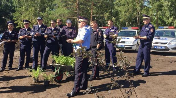 Алтайские полицейские занялись благоустройством в спорт-парке Алексея Смертина. 15 августа 2015 года.