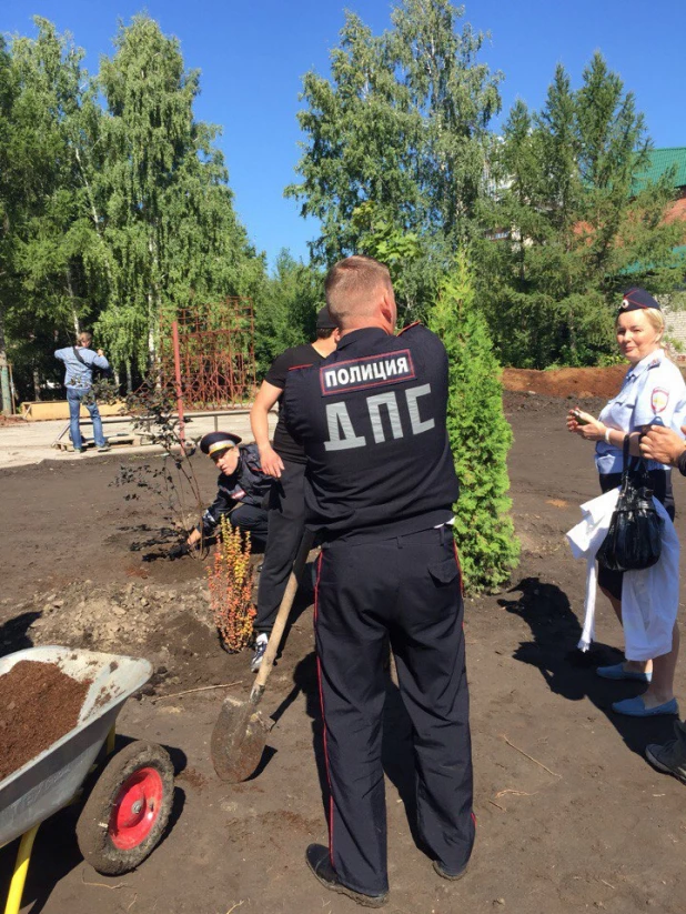 Алтайские полицейские занялись благоустройством в спорт-парке Алексея Смертина. 15 августа 2015 года.