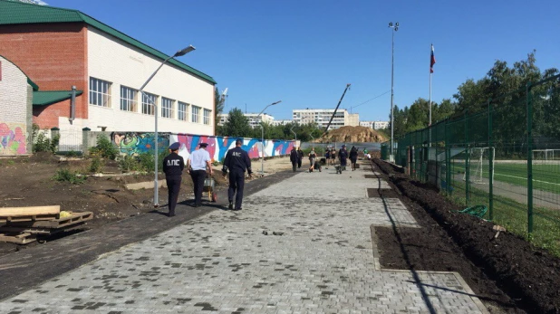 Алтайские полицейские занялись благоустройством в спорт-парке Алексея Смертина. 15 августа 2015 года.