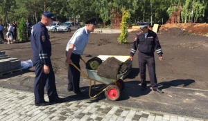 Алтайские полицейские занялись благоустройством в спорт-парке Алексея Смертина. 15 августа 2015 года.