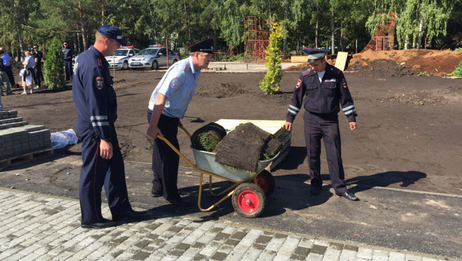 Алтайские полицейские занялись благоустройством в спорт-парке Алексея Смертина. 15 августа 2015 года.