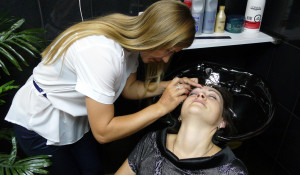 Инна Золотарева, стилист-парикмахер студии красоты "Тропиканка".