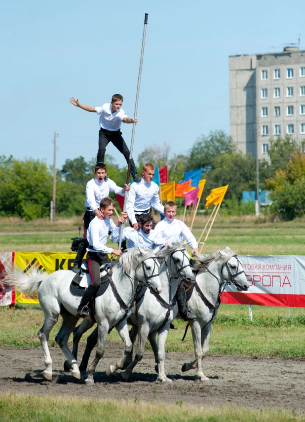 На Барнаульском ипподроме прошли конноспортивные соревнования в рамках III этапа Большого сибирского круга.