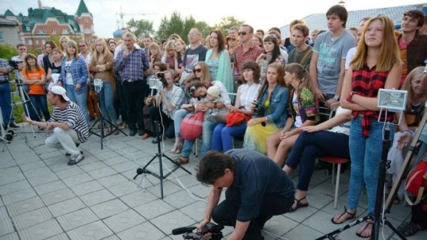 "Серебряный дождь" отметит День города на речном вокзале.