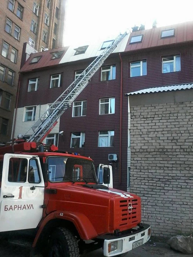 В Барнауле горит здание Пенсионного фонда.