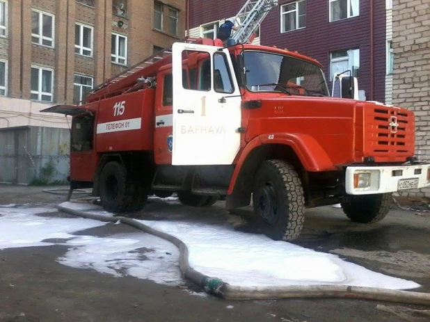 В Барнауле горит здание Пенсионного фонда.